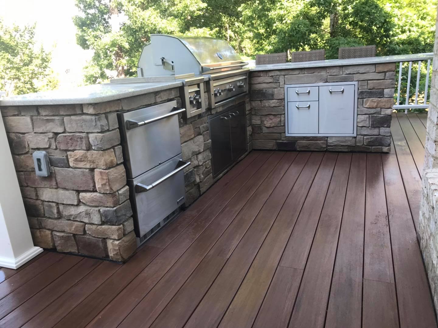 outdoor kitchen on composite deck