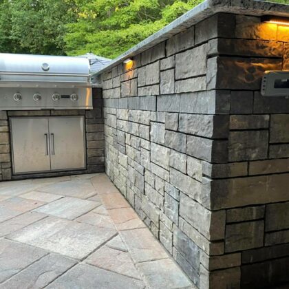 Outdoor kitchen with pavers