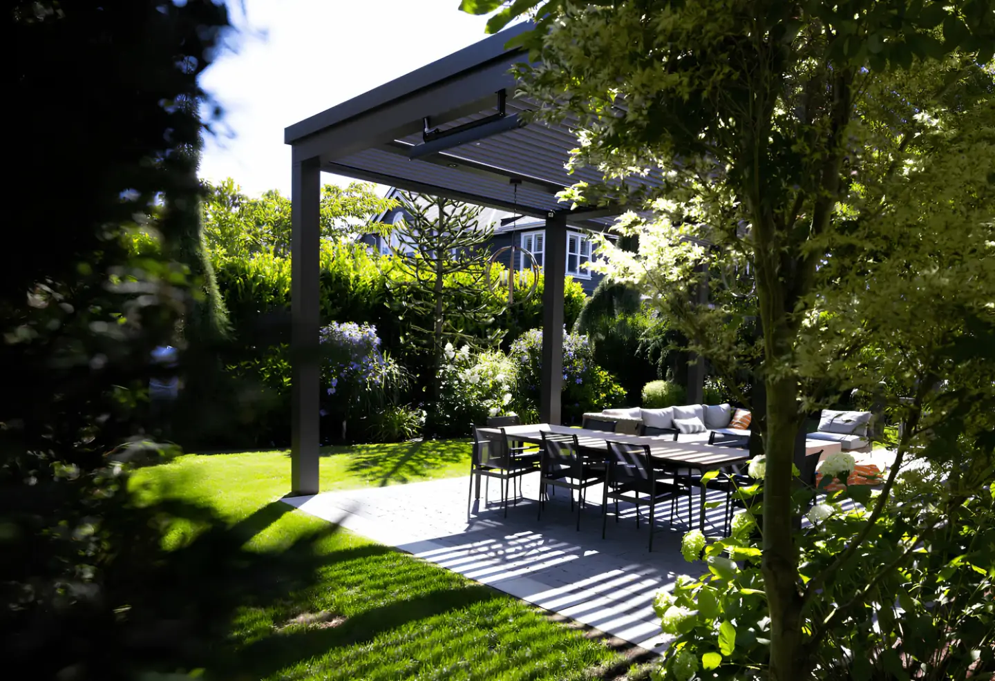 Backyard with a motorized StruXure Pergola